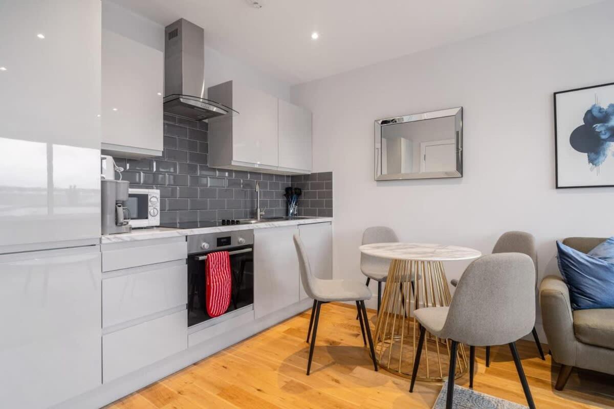 Lovely 1 Bedroom In The Heart Of Apartment *